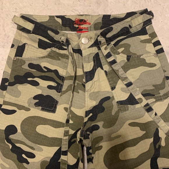 Capri Camo Pants! - Picture 2 of 5